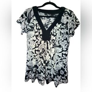 Lapis Black & White Floral V-Neck Tunic